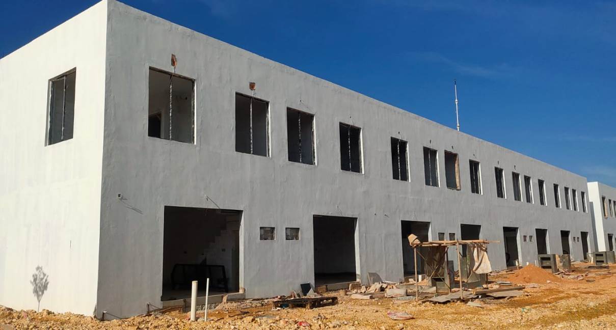 Proses pembangunan rumah minimalis di Batam.